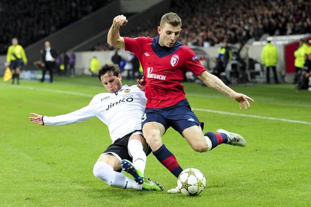 Lucas Digne (Losc) vs Pablo Piatti (Fc Valence) FOOTBALL : Lille vs Fc Valence - Ligue des Champions - 05 12 2012 JBAutissier Panoramic 