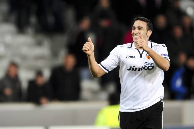 joie d Adil Rami (Valence Fc) en fin de match - tour d honneur FOOTBALL : Lille vs Fc Valence - Ligue des Champions - 05 12 2012 JBAutissier Panoramic 