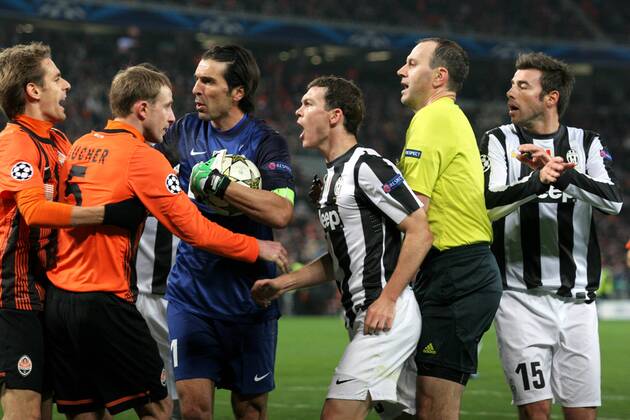 Gianluigi Buffon, Oleksandr Kucher Schiedsrichter Jonas Eriksson (Schweden), Andrea Barzagli Champions League Shakhtar Donetsk - Juventus Turin 