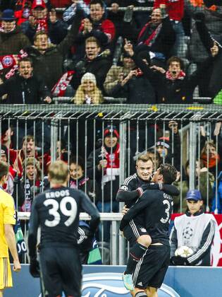 Mario Gomez ( Bayern 33 ) jubelt nach dem Tor zum 1-0 mit Xherdan SHAQIRI, FCB 11, Toni KROOS (FCB Nr.39) vor den Fans, Fussballfans, supporters, spectators, Zuschauer FC BAYERN MÜNCHEN - BATE BORISOV BORISSOW ( 4 - 1 ) Fussball UEFA Champions League, Gruppenphase, Muenchen, 05.12.2012 CL Saison 2012 2013, FCB, Muenchen, Bor