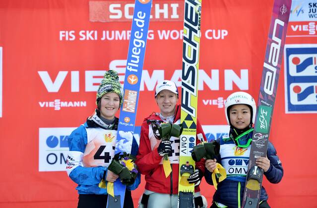 SKI NORDISCH - FIS WC Sotschi KRASNAJA POLJANA,RUSSLAND,09.DEZ.12 - SKI NORDISCH, SKISPRINGEN - FIS Weltcup der Damen, Siegerehrung. Bild zeigt Coline Mattel (FRA), Daniela Iraschko (AUT) und Sara Takanashi (JPN). 