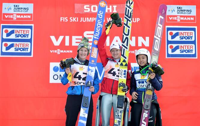 SKI NORDISCH - FIS WC Sotschi KRASNAJA POLJANA,RUSSLAND,09.DEZ.12 - SKI NORDISCH, SKISPRINGEN - FIS Weltcup der Damen, Siegerehrung. Bild zeigt Coline Mattel (FRA), Daniela Iraschko (AUT) und Sara Takanashi (JPN). 