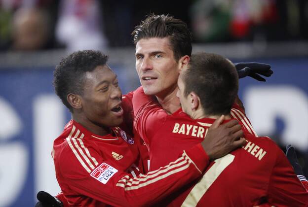 Mario Gomez ( Bayern 33 ) jubelt nach dem Tor zum 0-2 mit David ALABA ( Bayern 27 ), Frank Ribery (Bayern 7) Jubel, Freude, Emotionen, Feiern, Lachen, jubelt, freuen, reisst die Arme hoch, ballt die Faust Fussball 1. Bundesliga , Augsburg, am 08.12.2012 FC AUGSBURG - FC BAYERN MÜNCHEN ( - ) 16.Spieltag, Liga1, Spieltag16, Liga01, 1.Liga, München Saison1213 , Saison 2012 2013 , FCA, FCB
