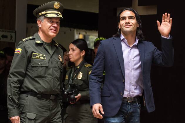 BOGOTA, Dec. 26, 2012 - Colombian soccer player Radamel Falcao Garcia (R) waves next to Colombia s National Police Director Jose Roberto Leon Riano (L) during an awarding ceremony in Bogota, capital of Colombia, on Dec. 26, 2012. Falcao Garcia received his Civic Award from Colombia s National Police in the ceremony Wednesday. (Xinhua Jhon Paz) (da) (sp) COLOMBIA-BOGOTA-GARCIA-AWARD 