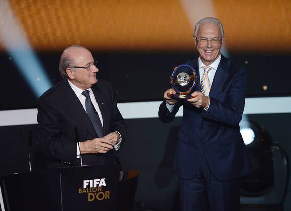 Fussball International FIFA Ballon d Or 07.01.2013 FIFA Presidential Award Franz Beckenbauer (re, Deutschland) bekommt den Praesidenten Preis von FIFA Praesident Joseph S. Blatter (li, Schweiz)