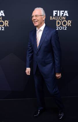 Fussball International FIFA Ballon d Or 07.01.2013 FIFA Presidential Award Franz Beckenbauer (Deutschland) wird mit dem Präsidenten Preis von FIFA Präsident Joseph S. Blatter (Schweiz)
