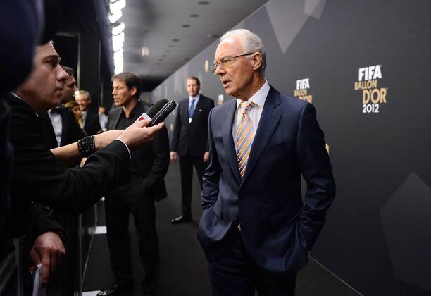 Fussball International FIFA Ballon d Or 07.01.2013 FIFA Presidential Award Franz Beckenbauer (Deutschland) beim Interview, wird mit dem Präsidenten Preis von FIFA Präsident Joseph S. Blatter (Schweiz)