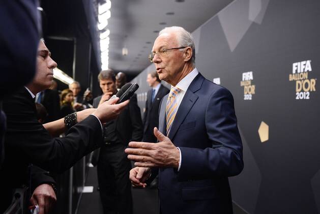 Fussball International FIFA Ballon d Or 07.01.2013 FIFA Presidential Award Franz Beckenbauer (Deutschland) beim Interview, wird mit dem Präsidenten Preis von FIFA Präsident Joseph S. Blatter (Schweiz)