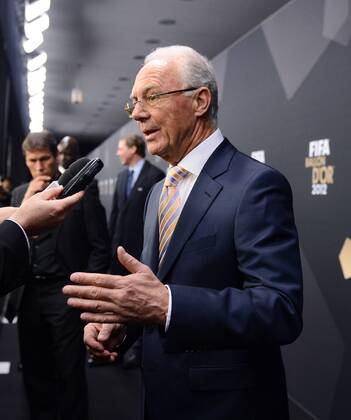 Fussball International FIFA Ballon d Or 07.01.2013 FIFA Presidential Award Franz Beckenbauer (Deutschland) beim Interview, wird mit dem Präsidenten Preis von FIFA Präsident Joseph S. Blatter (Schweiz)