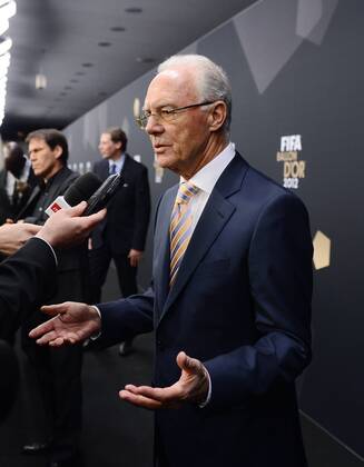 Fussball International FIFA Ballon d Or 07.01.2013 FIFA Presidential Award Franz Beckenbauer (Deutschland) beim Interview, wird mit dem Präsidenten Preis von FIFA Präsident Joseph S. Blatter (Schweiz)