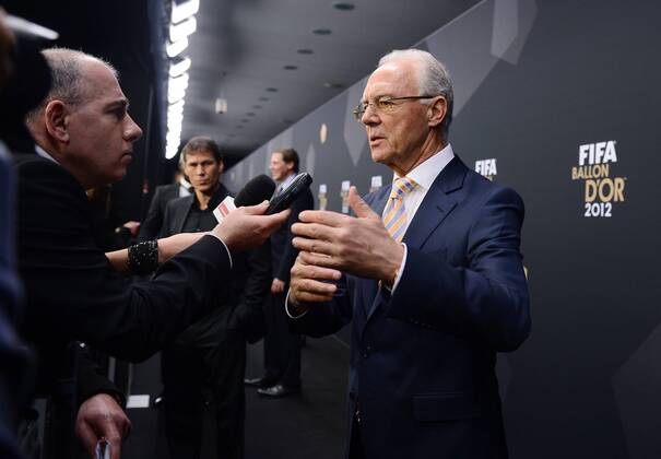 Fussball International FIFA Ballon d Or 07.01.2013 FIFA Presidential Award Franz Beckenbauer (Deutschland) beim Interview, wird mit dem Präsidenten Preis von FIFA Präsident Joseph S. Blatter (Schweiz)