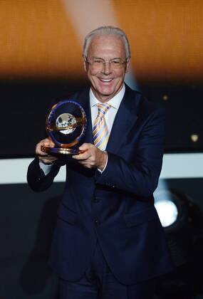 Fussball International FIFA Ballon d Or 07.01.2013 FIFA Presidential Award Franz Beckenbauer (re, Deutschland) bekommt den Praesidenten Preis von FIFA Praesident Joseph S. Blatter (li, Schweiz)