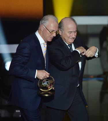 Fussball International FIFA Ballon d Or 07.01.2013 FIFA Presidential Award Franz Beckenbauer (li, Deutschland) bekommt den Praesidenten Preis von FIFA Praesident Joseph S. Blatter (li, Schweiz)