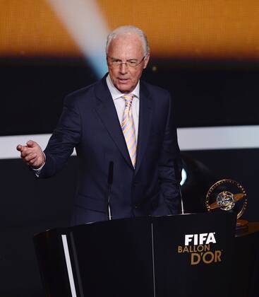 Fussball International FIFA Ballon d Or 07.01.2013 FIFA Presidential Award Franz Beckenbauer (Deutschland) wird mit dem Praesidenten Preis von FIFA Praesident Joseph S. Blatter (Schweiz) geehrt