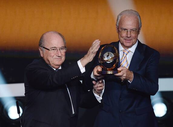 Fussball International FIFA Ballon d Or 07.01.2013 FIFA Presidential Award Franz Beckenbauer (re, Deutschland) bekommt den Praesidenten Preis von FIFA Praesident Joseph S. Blatter (li, Schweiz) 
