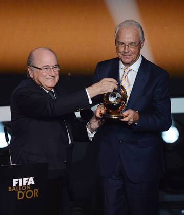 Fussball International FIFA Ballon d Or 07.01.2013 FIFA Presidential Award Franz Beckenbauer (re, Deutschland) bekommt den Praesidenten Preis von FIFA Praesident Joseph S. Blatter (li, Schweiz)