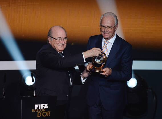 Fussball International FIFA Ballon d Or 07.01.2013 FIFA Presidential Award Franz Beckenbauer (re, Deutschland) bekommt den Praesidenten Preis von FIFA Praesident Joseph S. Blatter (li, Schweiz)