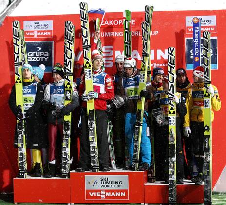 SKI NORDISCH - FIS WC Zakopane ZAKOPANE,POLEN,11.JAN.13 - SKI NORDISCH, SKISPRINGEN - FIS Weltcup der Herren, Teambewerb, Siegerehrung. Bild zeigt die Teams von Polen, Slowenien und Österreich. 
