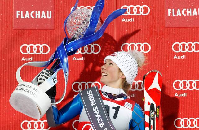 SKI ALPIN - FIS WC Flachau, Slalom, Damen FLACHAU,AUSTRIA,15.JAN.13 - SKI ALPIN - FIS Weltcup, Slalom der Damen, Nachtslalom, Siegerehrung. Bild zeigt den Jubel von Mikaela Shiffrin (USA). Keywords: Pokal. 