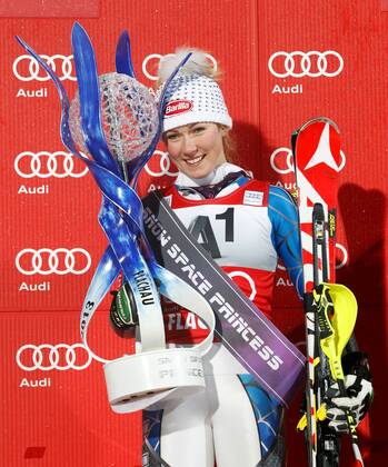 SKI ALPIN - FIS WC Flachau, Slalom, Damen FLACHAU,AUSTRIA,15.JAN.13 - SKI ALPIN - FIS Weltcup, Slalom der Damen, Nachtslalom, Siegerehrung. Bild zeigt Mikaela Shiffrin (USA). Keywords: Pokal. 