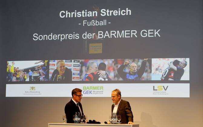Stuttgart, GER, Verleihung Trainerpreis Baden-Württemberg 2012 , Verleihung Sonderpreis der Barmer GEK an Christian Streich (SC Freiburg) ( rechts) , links: Moderator Michael Antwerpes