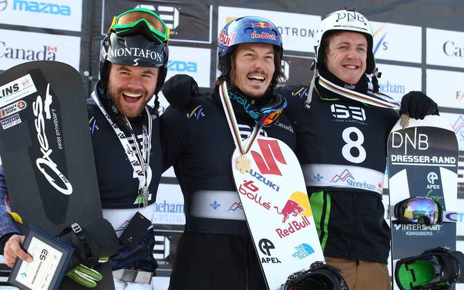 SNOWBOARD - FIS WM Stoneham, SBX, Herren STONEHAM,KANADA,26.JAN.13 - SNOWBOARD - FIS Weltmeisterschaften Stoneham, Boarder Cross, Snowboardcross, Herren, Siegerehrung. Bild zeigt Markus Schairer (AUT), Alex Pullin (AUS) und Stian Sivertzen (NOR). Keywords: Medaille. 