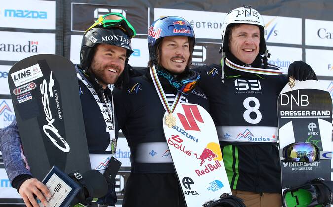 SNOWBOARD - FIS WM Stoneham, SBX, Herren STONEHAM,KANADA,26.JAN.13 - SNOWBOARD - FIS Weltmeisterschaften Stoneham, Boarder Cross, Snowboardcross, Herren, Siegerehrung. Bild zeigt Markus Schairer (AUT), Alex Pullin (AUS) und Stian Sivertzen (NOR). Keywords: Medaille. 