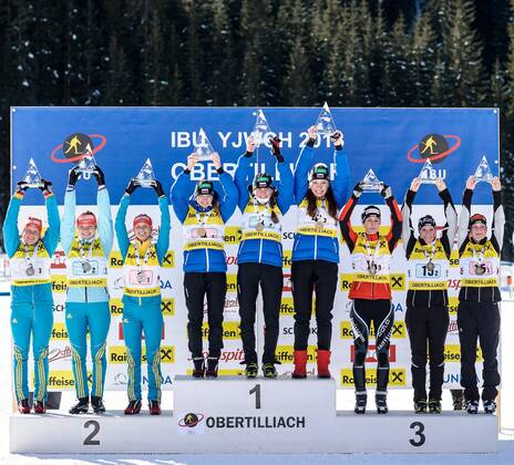 31.01.2013, Biathlonzentrum, Obertilliach AUT, IBU, Jugend und Junioren Weltmeisterschaften, Staffel Jugend Damen, im Bild v.l.n.r. Zweiter Platz Ukraine mit Anastasiya Nychyporenko, Yuliya Zhuravok und Anastasiya Merkushyna Gewinner Russland mit Svetlana Myronova, Victoria Slyvko und Uliana Kaisheva, und Dritter Platz Schweiz mit Sabine di Lallo, Lena Haecki und Tanja Bissig
