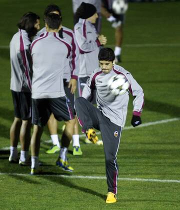 11-02-13 CHAMPIONS LEAGUE Training VALENCIA CF - - EVER BANEGA 