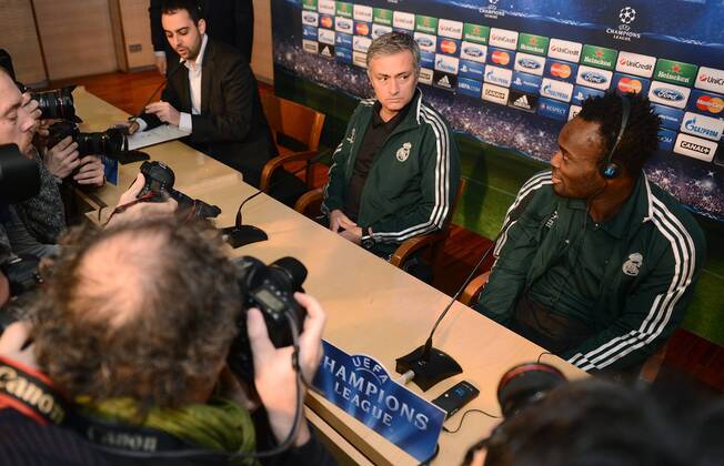 FUSSBALL CHAMPIONS LEAGUE ACHTELFINALE HINSPIEL 2012 2013 CF Real Madrid - Manchester United 12.02.2013 Pressekonferenz Trainer Jose Mourinho (Real Madrid) umringt von Fotografen 
