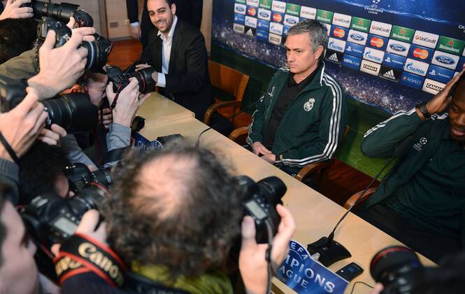 FUSSBALL CHAMPIONS LEAGUE ACHTELFINALE HINSPIEL 2012 2013 CF Real Madrid - Manchester United 12.02.2013 Pressekonferenz Trainer Jose Mourinho (Real Madrid) umringt von Fotografen 