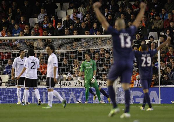 12-02-13 CHAMPIONS LEAGUE VALENCIA CF - PARIS SAINT-GERMAIN (PSG) Gegentor für Torwart Vicente Guaita (Valencia) 