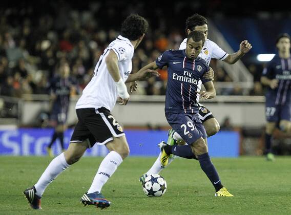 Valencia CF s Daniel Parejo (l) and Tino Costa (r) and Paris Saint-Germain s Lucas Moura during Champions League 2012 2013 match.February 12,2013.  (201302121509)