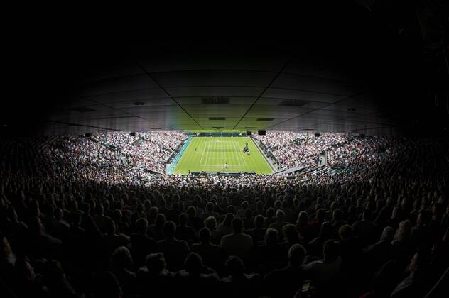 Tennis: Wimbledon Championship 2012, A full Centre Court is enjoying the Gentlemen s Singles second round match between Roger Federer (Switzerland) and Fabio Fognini (Italy) on day three of the Wimbledon Lawn Tennis Championships at the All England Lawn Tennis and Croquet Club. June 27, 2012 in London, England. xHOCHxZWEIx xKirstenxHolstx