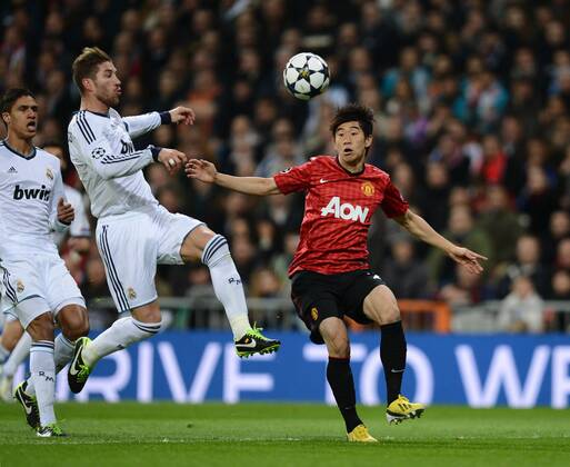 FUSSBALL CHAMPIONS LEAGUE ACHTELFINALE HINSPIEL 2012 2013 Real Madrid - Manchester United FC 13.02.2013 Shinji Kagawa (re, Manchester United FC) gegen Sergio Ramos (Mitte, Real Madrid) und Raphael Varane (li, Real Madrid) 