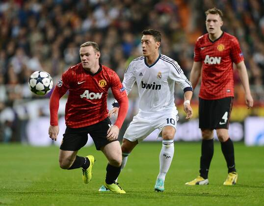 FUSSBALL CHAMPIONS LEAGUE ACHTELFINALE HINSPIEL 2012 2013 Real Madrid - Manchester United FC 13.02.2013 Wayne Rooney (li, Manchester United FC) gegen Mesut Özil (Real Madrid) 
