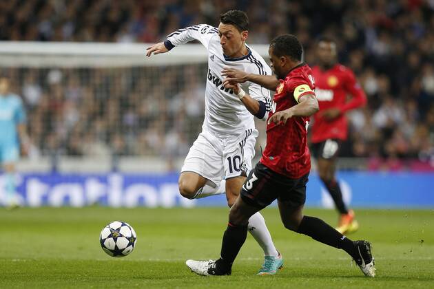 Real Madrid s Mesut Ozil (l) and Manchester United s Patrice Evra during Champions League 2012 2013 match.February 12,2013.  (20224)