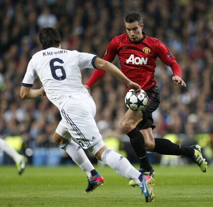 Real Madrid s Sami Khedira (l) and Manchester United s Robin Van Persie during Champions League 2012 2013 match.February 12,2013.  (20227)