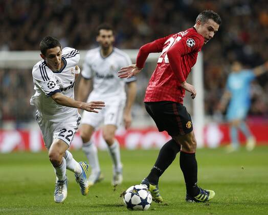 Real Madrid s Angel Di Maria (l) and Manchester United s Robin Van Persie during Champions League 2012 2013 match.February 12,2013.  (20233)