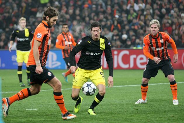 DONIECK 13.02.2013 UEFA CHAMPIONS LEAGUE 1 8FINAL FIRST MATCH: SHAKHTAR DONETSK - BVB Borussia Dortmund: Dmitro Chigrinskiy ROBERT LEWANDOWSKI TOMAS HÜBSCHMAN  0S3G6231