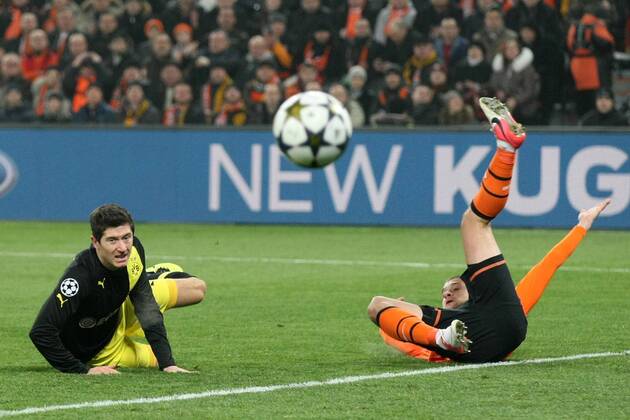 DONIECK 13.02.2013 UEFA CHAMPIONS LEAGUE 1 8FINAL FIRST MATCH: SHAKHTAR DONETSK - BVB Borussia Dortmund: ROBERT LEWANDOWSKI Dmitro Chigrinskiy  0S3G6219
