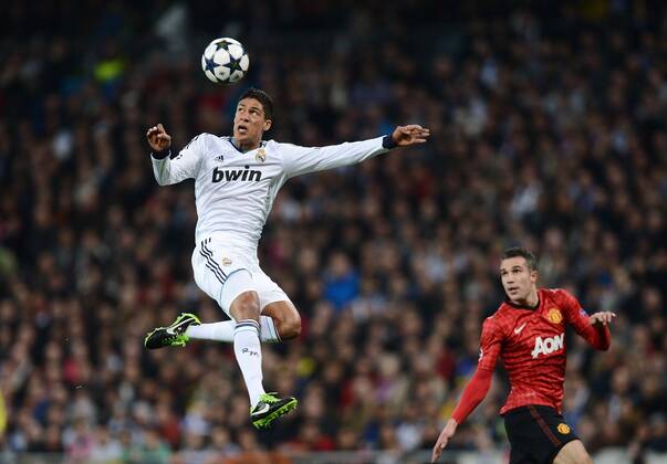 FUSSBALL CHAMPIONS LEAGUE ACHTELFINALE HINSPIEL 2012 2013 Real Madrid - Manchester United FC 13.02.2013 Raphael Varane (li, Real Madrid) gegen Robin van Persie (Manchester United FC) 