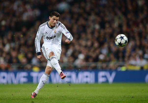 FUSSBALL CHAMPIONS LEAGUE ACHTELFINALE HINSPIEL 2012 2013 Real Madrid - Manchester United FC 13.02.2013 Cristiano Ronaldo (Real Madrid) mit Ball 