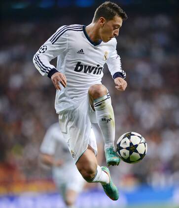 FUSSBALL CHAMPIONS LEAGUE ACHTELFINALE HINSPIEL 2012 2013 Real Madrid - Manchester United FC 13.02.2013 Mesut Özil (Real Madrid) am Ball 