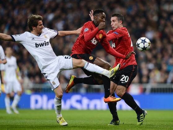 FUSSBALL CHAMPIONS LEAGUE ACHTELFINALE HINSPIEL 2012 2013 Real Madrid - Manchester United FC 13.02.2013 Fabio Coentrao (Real Madrid) gegen Daniel Welbeck (Manchester United FC) und Robin van Persie (v.li, Real Madrid) 