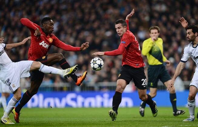 FUSSBALL CHAMPIONS LEAGUE ACHTELFINALE HINSPIEL 2012 2013 Real Madrid - Manchester United FC 13.02.2013 Daniel Welbeck (li, Manchester United FC) und Robin van Persie (Mitte, Real Madrid) beobachtet von Alvaro Arbeloa (re, Real Madrid) 