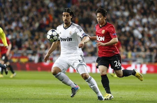 Real Madrid s Sami Khedira (l) and Manchester United s Shinji Kagawa during Champions League 2012 2013 match.February 12,2013.  (20159296)
