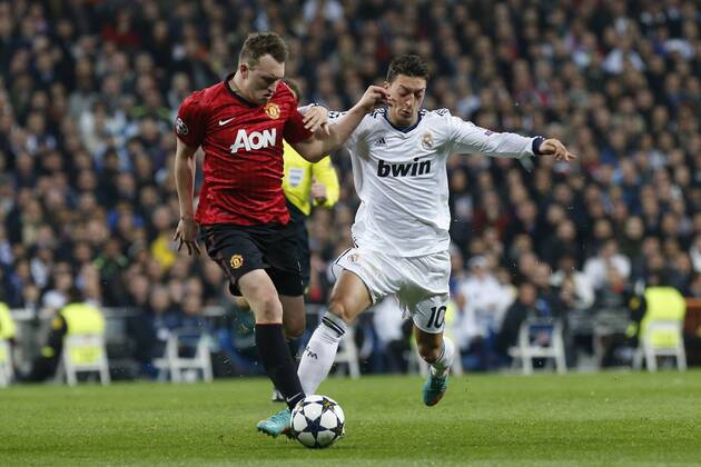 Real Madrid s Mesut Özil (r) and Manchester United s Phil Jones during Champions League 2012 2013 match.February 12,2013.  (20159299)