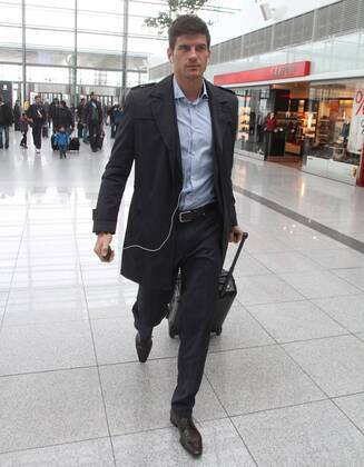 Mario Gomez (FC Bayern) Abflug des FC Bayern München zum Achtelfinale Hinspiel gegen Arsenal London Fussball UEFA Champions League München Flughafen 18.02.2013