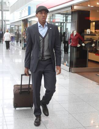 Luiz Gustavo (FC Bayern) Abflug des FC Bayern München zum Achtelfinale Hinspiel gegen Arsenal London Fussball UEFA Champions League München Flughafen 18.02.2013